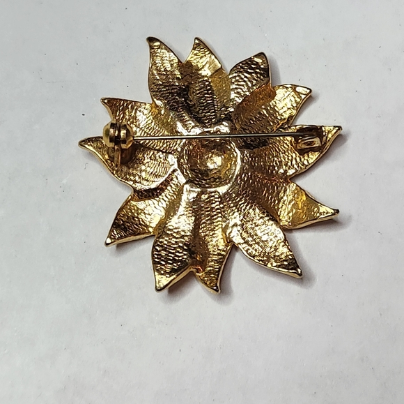 Vintage Textured Gold Tone & Enamel Flower Pin Brooch Poinsettia Christmas Pin - Picture 3 of 4